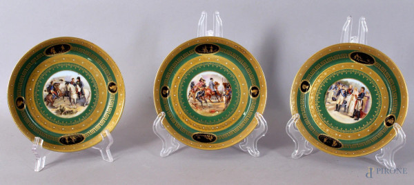 Lotto composto da tre piatti in porcellana Capodimonte con medaglioni raffiguranti scene napoleoniche, diametro 14,5 cm.