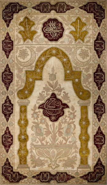 Tessuto ricamato con filo dorato e seta con motivi ornamentali in oro e porpora su fondo avorio, con iscrizioni calligrafiche stilizzate, XX secolo, cm 83x105(difetti)