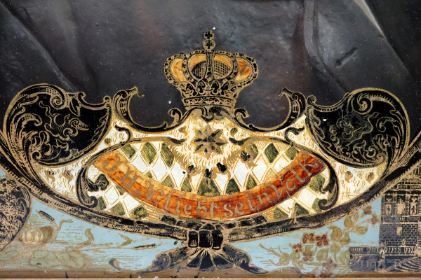 Altorilievo raffigurante il ritratto di Ludovico II di Baviera, entro bacheca in legno con vetro ...