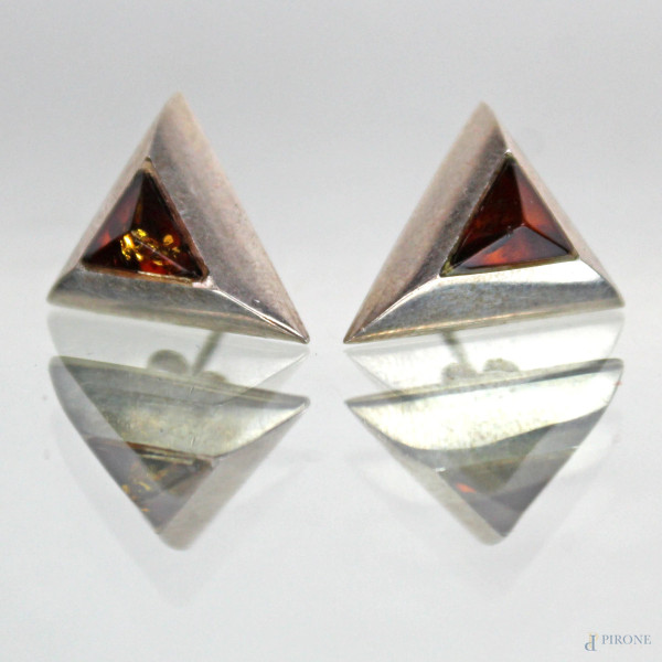 Paio di orecchini triangolari in ambra ed argento, cm 2x1,5.