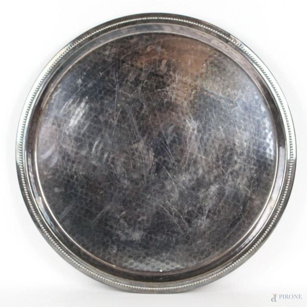 Grande vassoio in metallo argentato, diametro cm 54, marca sotto la base
