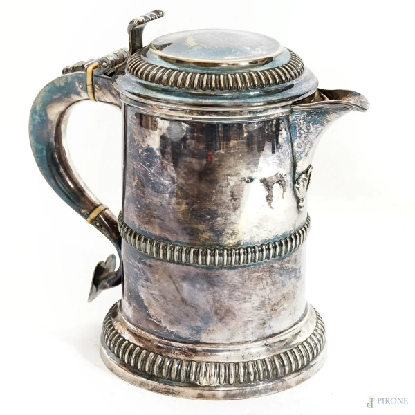 Tankard in metallo argentato con profili baccellati munito di beccuccio, altezza cm 20