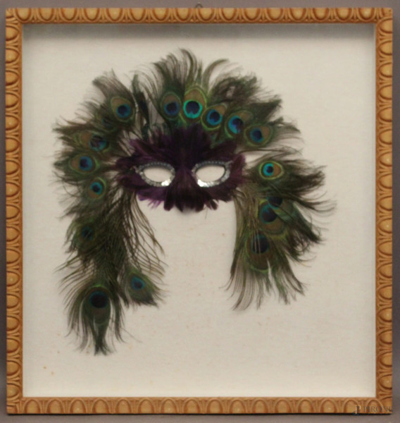 Maschera da Carnevale con piume di pavone, cm 53 x 49, entro cornice.
