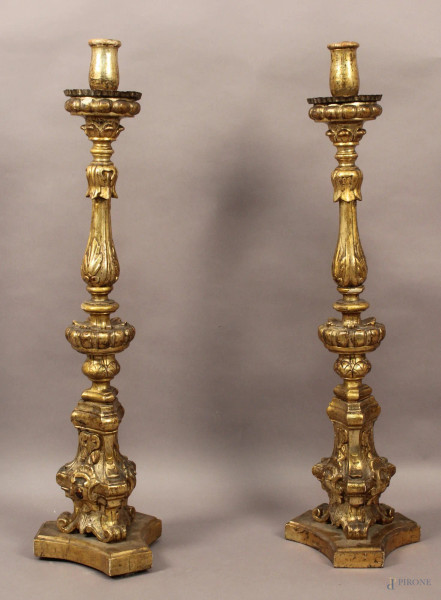 Coppia di portaceri in legno intagliato e dorato a mecca, altezza 78 cm, primi &#39;900.