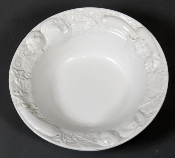 Centrotavola in ceramica bianca, decoro a rilievo , altezza cm. 10, diametro cm.34, marca sotto la base "I Patrizi", lievi difetti.