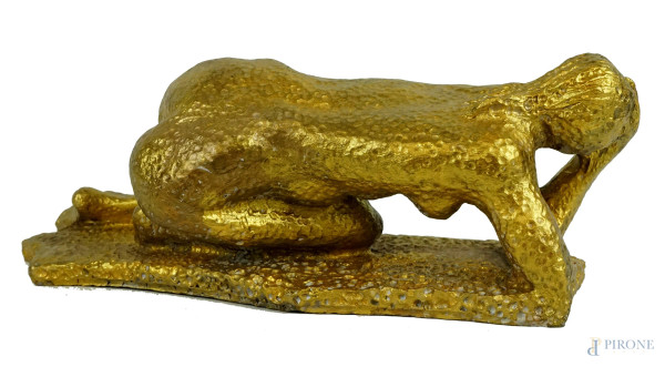 Nudo di donna, scultura in terracotta dorata, cm 13x34x12, XX secolo, (lievi difetti).