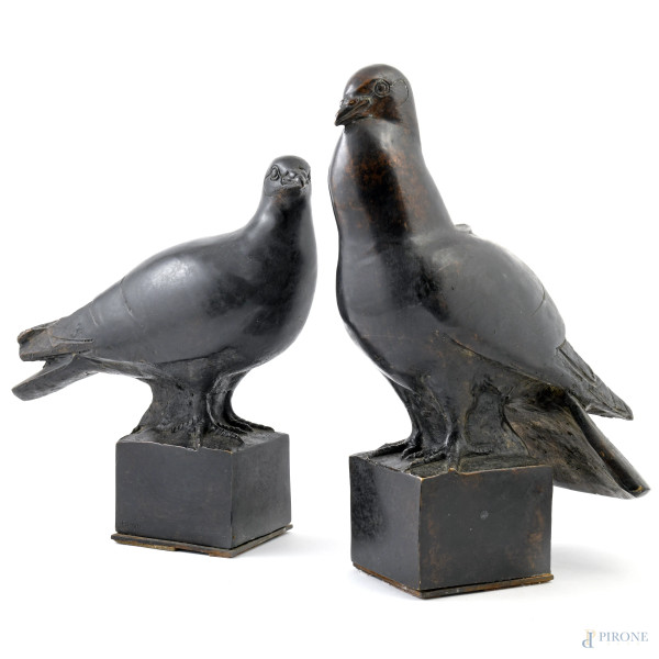 Ennio Tomai, (1896-196919) Coppia di sculture raffiguranti piccioni in bronzo,  firmati alla base, misura massima cm 33,5x17x25 circa, (segni di usura, scalfiture della patina)