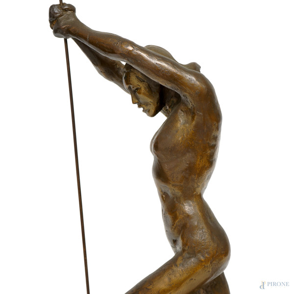 Figura su barca, multiplo in bronzo 26/57, altezza cm 58, base in legno