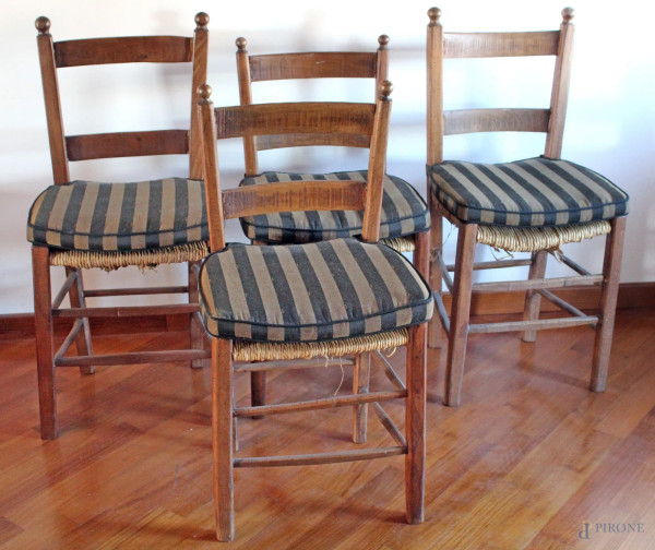 Lotto composto da quattro sedie in noce con sedile in paglia con cuscini in stoffa Fendi.