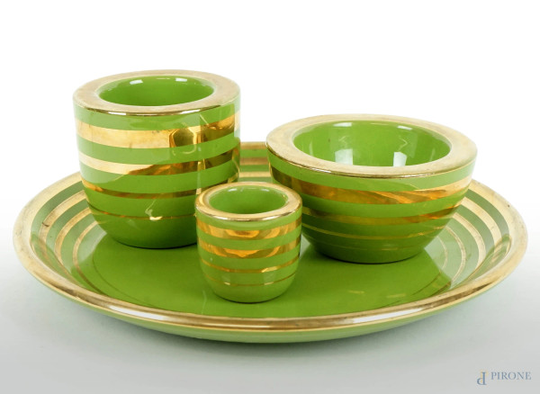 Quattro oggetti da scrivania in ceramica smaltata verde, finiture dorate, manifattura Alfa, XX secolo, diam. cm 25