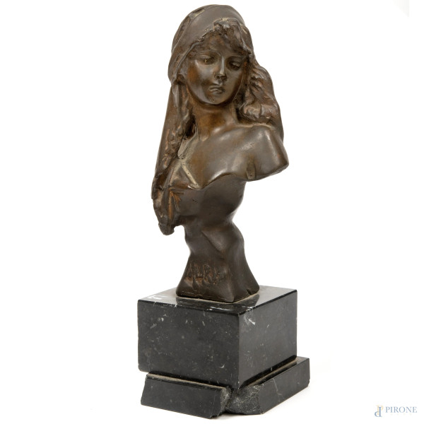 Scultura in bronzo raffigurante un busto femminile, XX secolo, piedistallo in marmo, altezza cm 20 (difetti)