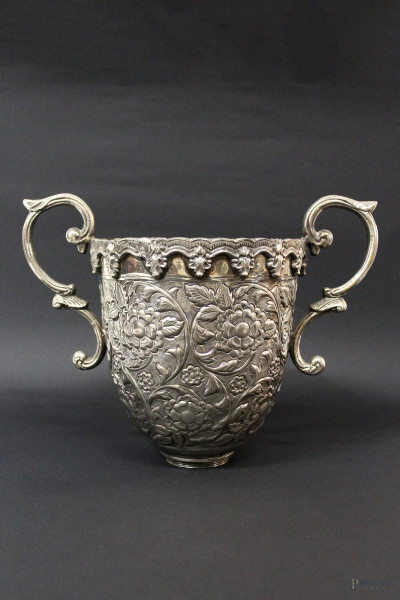 Coppa in metallo argentato a motivi floreali, H 20 cm.