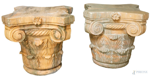 Due capitelli in marmo scolpito a volute e foglie d'acanto, cm h 45x45x45.5 circa