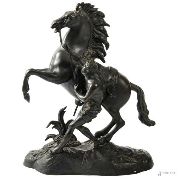 Scultura in bronzo raffigurante dioscuro con cavalllo imbizzarrito, cm 40x35x15,