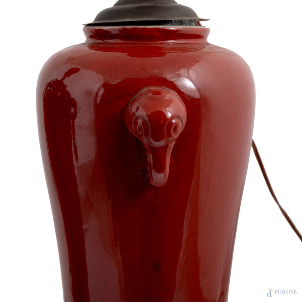 Coppia di lampade da tavolo in porcellana sangue di bue, XX secolo, altezza cm 52 (sbeccature, ma...