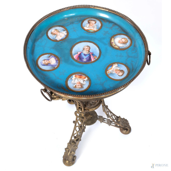 Tavolino con piano circolare in ceramica turchese decorata con ritratti, con struttura in bronzo ...