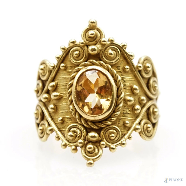 Anello in oro 18 KT, decorato a cesello, con topazio giallo (CT 1.25), peso gr. 8,1, misura n. 16