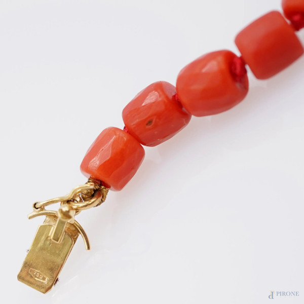Collana in corallo sfaccettato con chiusura in oro giallo 18 kt, lunghezza cm 52,5, peso gr.46,9,...