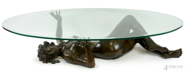 Basso tavolino, XX secolo, piano in cristallo sorretto da nudo di donna sdraiata in bronzo brunito, cm h 33x160x100
