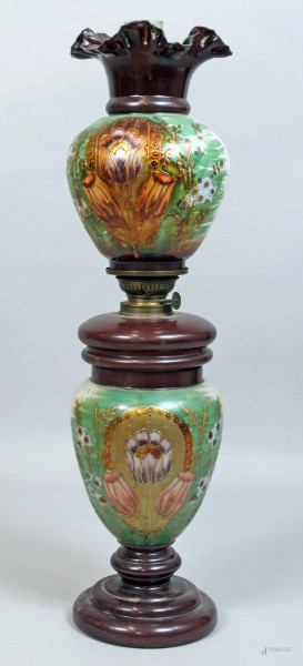 Lampada in opalina con particolari dipinti a soggetto di fiori, altezza cm 66.