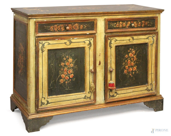 Antica credenza trentina in legno laccato e dipinto a fiori a due sportelli e due cassetti, cm 94 x 130 x 52.