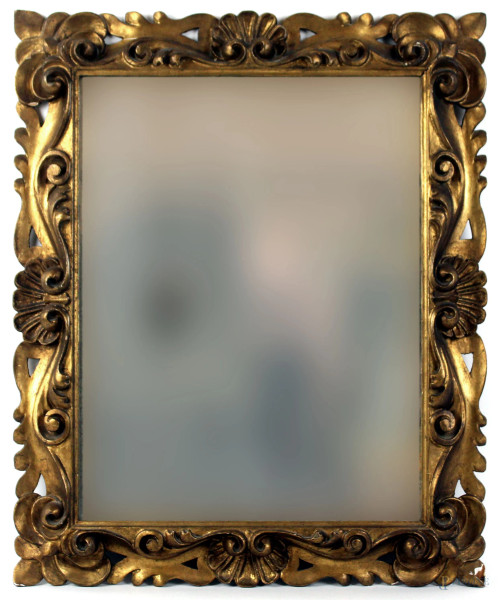 Specchiera in legno e stucco dorato, traforato e scolpito a volute e palmette, misure ingombro cm 58x48, misure specchio cm 44x34, XX secolo, (difetti)