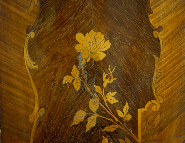 Secretaire impiallacciato in satinwood con decori intarsiati in vari legni a motivi floreali, tre...