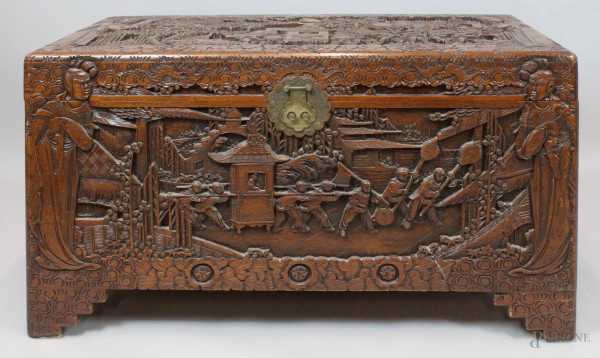 Cassapanca in legno di Tek a tutto intaglio di paesaggi con figure, altezza 56x101x53 cm, Cina met&#224; XX secolo.