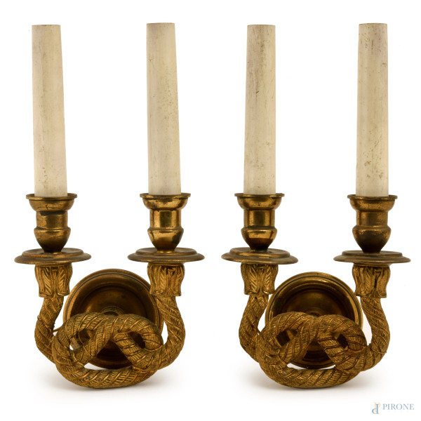 Coppia di appliques a due fiamme in bronzo dorato, cm 28x15, (difetti)