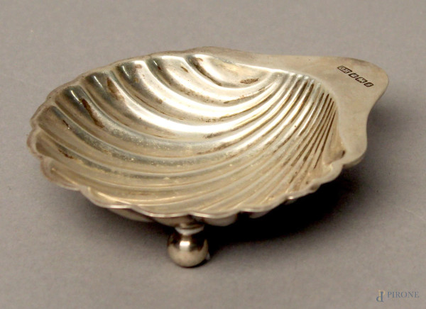 Centrino a forma di conchiglia in argento poggiante su tre piedini, cm 2x10, gr. 50.