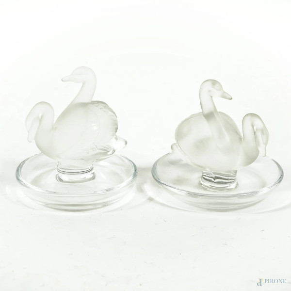 Due coppie di cigni in cristallo Lalique, firmato "Lalique France", sec. XX, altezza cm 10, diametro cm 9