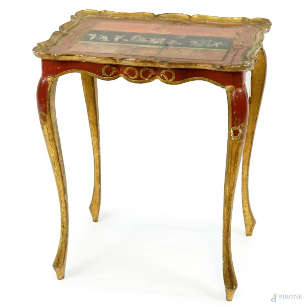 Tavolino in legno dorato e laccato rosso, prima metà del XX secolo, piano sagomato con decoro di gusto pompeiano, quattro gambe mosse, cm h 50x43,5x34,5, (difetti).