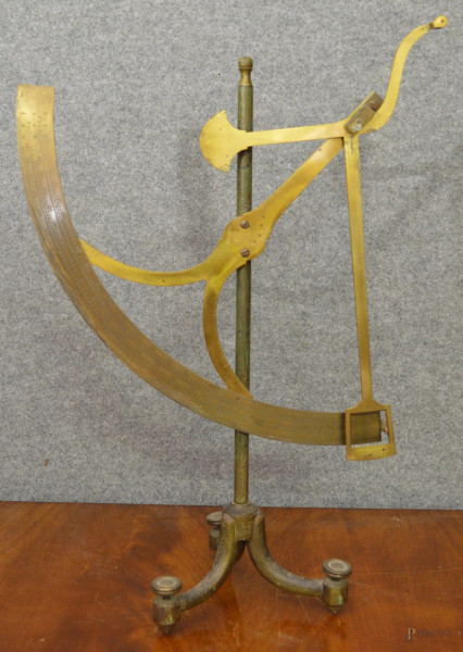 Vecchia bilancia, h. 57 cm.