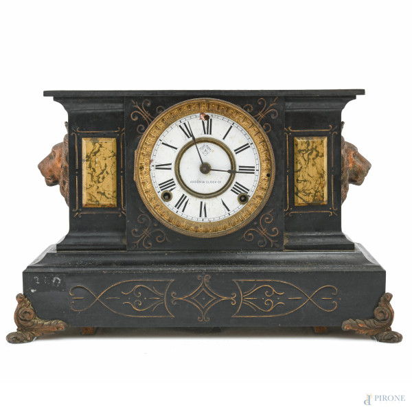 Orologio Ansonia Clock con struttura in ghisa con quadrante circolare a numeri romani con teste leonine ai fianchi, XX secolo, cm 26,5x40x17, (segni di usura, graffi, difetti, da revisionare)