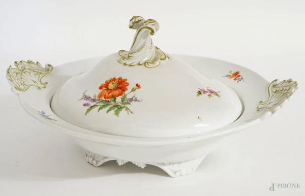 Meissen, zuppiera in porcellana bianca con decori floreali policromi, XIX-XX secolo, cm h 17x33,5x25,5, (difetti)