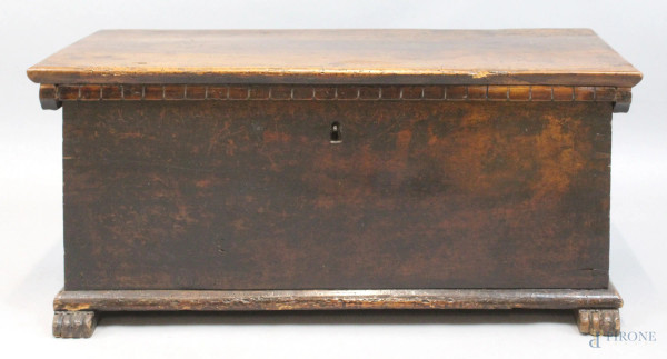Piccola cassapanca in legno di noce, piano alzabile, bassi piedi a zampa ferina, cm h 39x84x36,5, XIX secolo