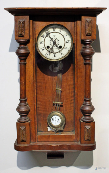 Orologio a pendolo da muro, cassa in legno, primi &#39;900, H 63 cm, da revisionare.