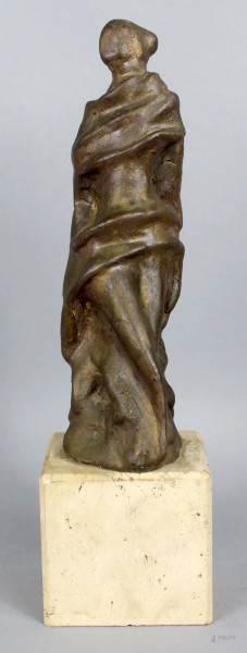 Figura, scultura in terracotta. H.22cm, base in marmo.