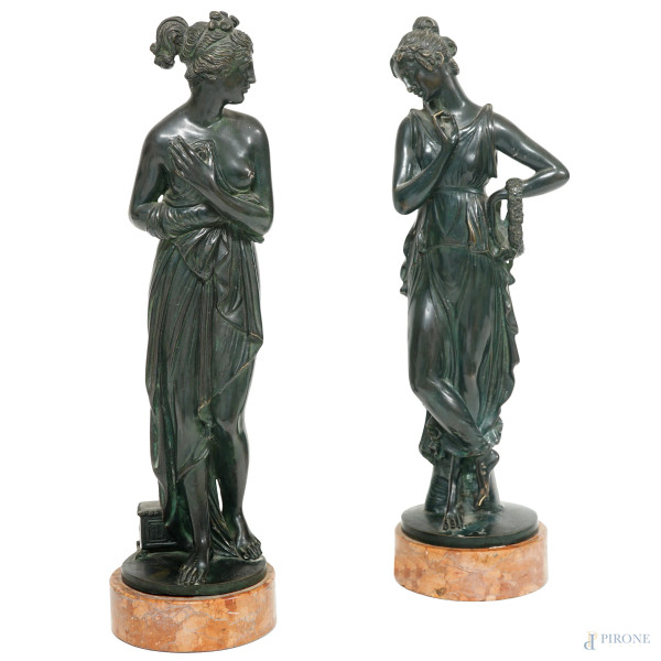 Coppia di sculture in bronzo rappresentanti la Venere Italica e la danzatrice di Antonio Canova, firmate Causse. Basi circolari in marmo, altezza massima cm 34.5