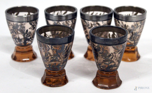 Lotto composto da sei bicchierini da liquore in vetro fum&#232;, decori floreali in argento, H 6 cm., periodo liberty.