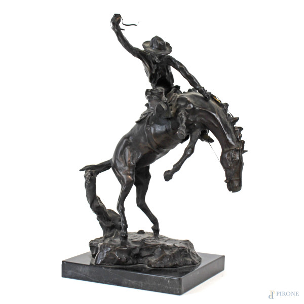 Carl Kauba - Cowboy a cavallo, scultura in bronzo, cm h 29,5, base in marmo.