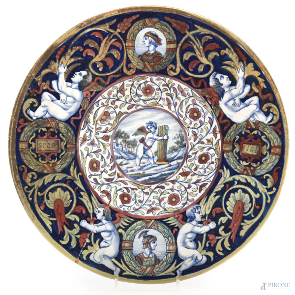 Piatto in maiolica a lustro Gualdo Tadino, XX secolo, diametro 42, (segni di usura, sbeccature, rotture, restauri, mancanze, difetti)
