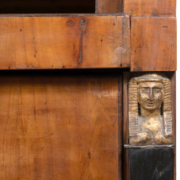 Bureau in noce con doppio cassetto affiancato da lesene con testa di sfinge. Vano a serranda cela...