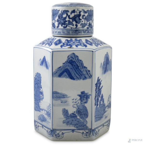 Potiche in porcellana decorata nei toni del bianco e del blu con scene di paesaggio, Cina, XX secolo, altezza cm 29,5, (segni di usura, piccole sbeccature) 