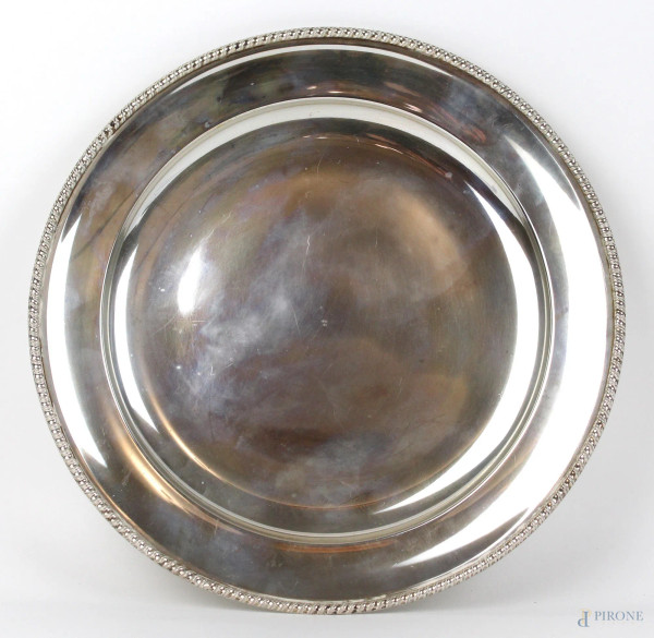 Vassoio di linea tonda in argento, con bordo lavorato a corda, diametro cm. 31, peso gr. 740, bolli periodo fascio