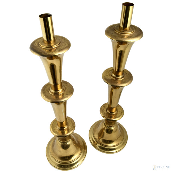 Coppia di candelieri Decò in ottone, XX secolo, altezza cm 80, (segni di usura, difetti)