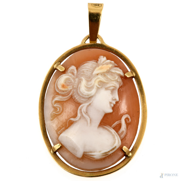 Cammeo con montatura in oro 18  kt, XX secolo, cm 3,5x2,5. peso lordo gr 6