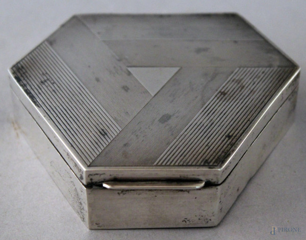 Cofanetto triangolare in argento, periodo dec&#242;, h. 3x9,5x9,5 cm, gr, 170.