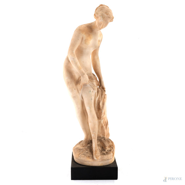 Scultura in pasta di gesso su base in marmo raffigurante Venere al bagno, XX secolo, altezza cm 30, (segni di usura, scalfiture, difetti)