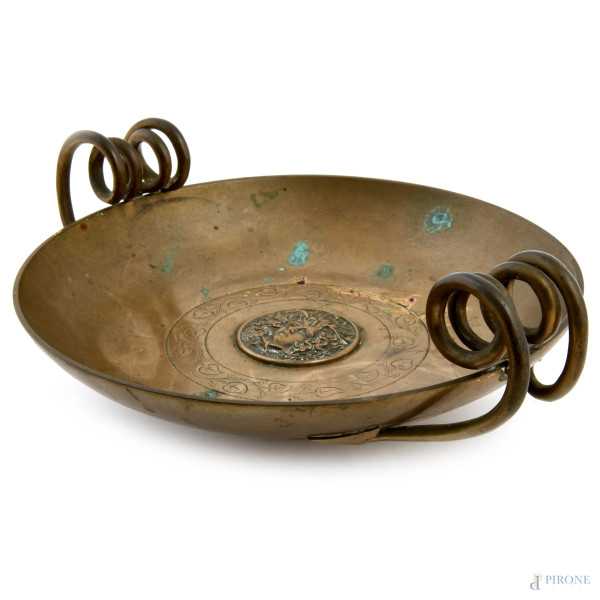 Centrotavola in bronzo con medusa a rilievo al cavetto, XX secolo, cm 8,5x24x20, (segni di usura)